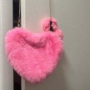 This is a pink heart crossbody bag 😍😍🔥with gold chain strap !!